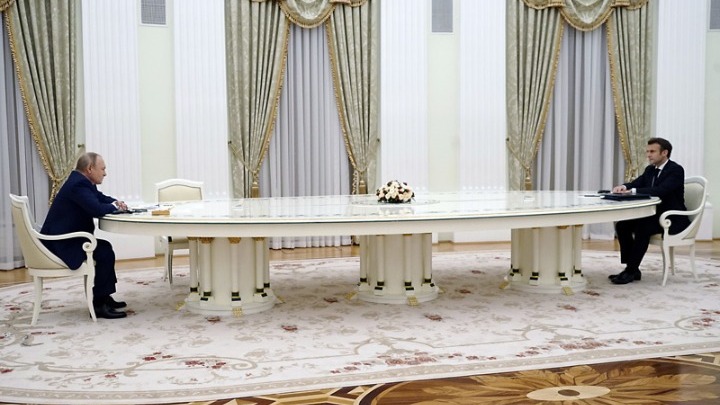 Σε εξέλιξη η τηλεφωνική επικοινωνία Μακρόν – Πούτιν