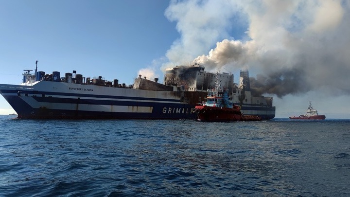 Euroferry Olympia: Συνεχίζεται η επιχείρηση εντοπισμού των 10 αγνοουμένων (vid)