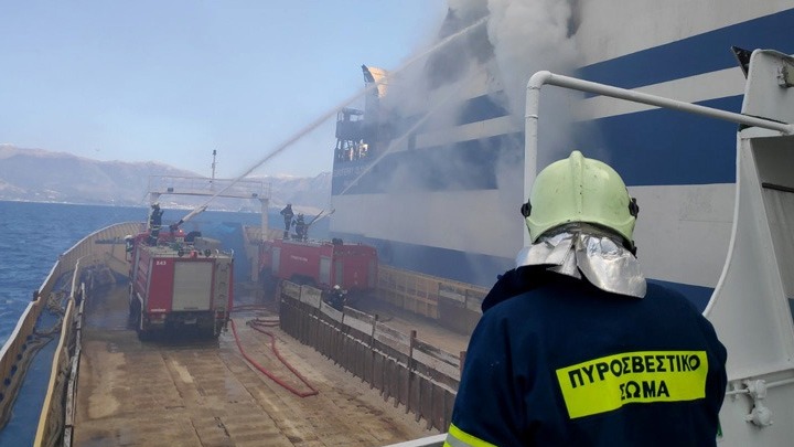 Euroferry Olympia: Υπεράνθρωπη προσπάθεια της ΕΜΑΚ για τον απεγκλωβισμό δύο επιβατών