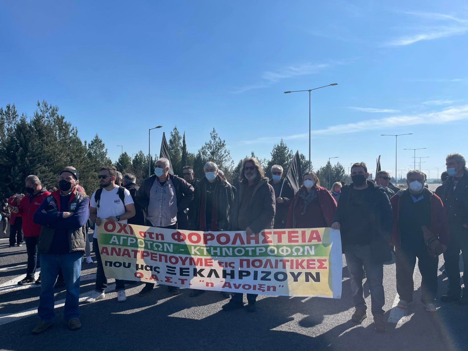 Λάρισα: Σε συμβολικό αποκλεισμό της ΠΑΘΕ προχώρησαν οι αγρότες (pics & vids)