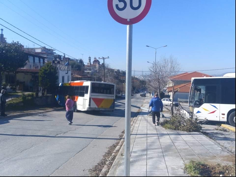 Πολίχνη: Λεωφορείο του ΟΑΣΘ έπεσε πάνω σε τοίχο
