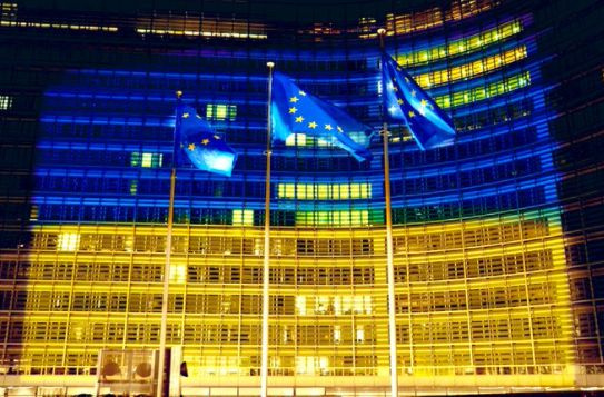 Στα χρώματα της Ουκρανίας «ντύθηκε» το κτίριο της Ευρωπαϊκής Επιτροπής