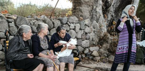 Το συγκινητικό “αντίο” της Κ. Σακελλαροπούλου στην Ευστρατία Μαυραπίδου, μία από τις γιαγιάδες της Μυτιλήνης