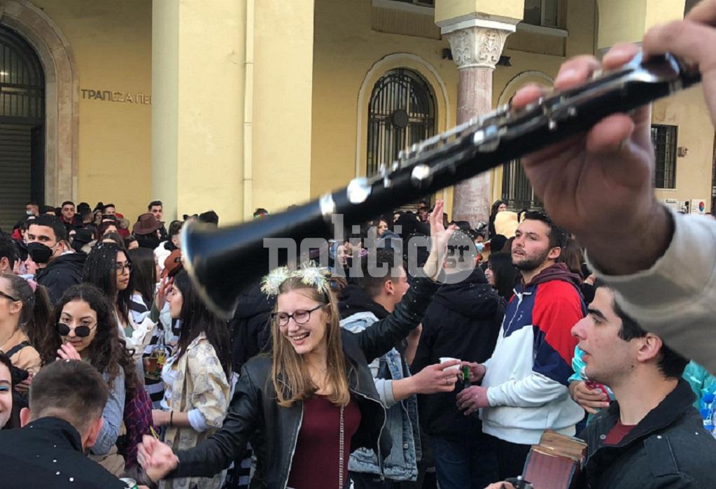Πλατεία Αριστοτέλους: Πλήθος κόσμου σε αυτοσχέδιο γλέντι με κλαρίνα (pics & vid)
