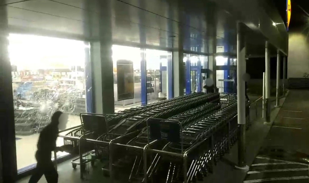 Επίθεση Ρουβίκωνα με βαριοπούλες σε γνωστό σούπερ μάρκετ για το περιστατικό με την ηλικιωμένη – Τι απαντά ο Α. Γεωργιάδης