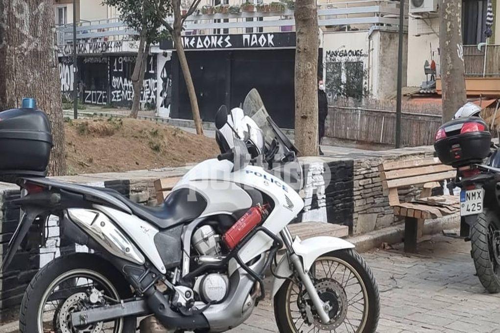 Έφοδος της Αστυνομίας σε σύνδεσμο του ΠΑΟΚ – Αφαιρέθηκαν κοντάρια (vids & pics)