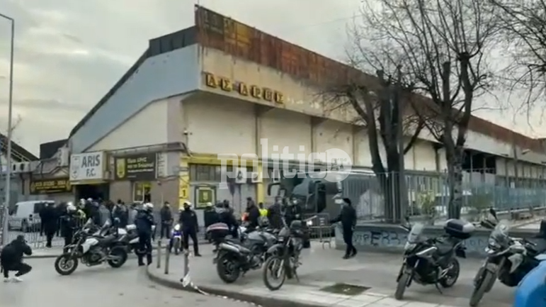 Θεσσαλονίκη: Ένταση κατά την άφιξη της αποστολής του ΠΑΟΚ στο «Κλεάνθης Βικελίδης» (vid)