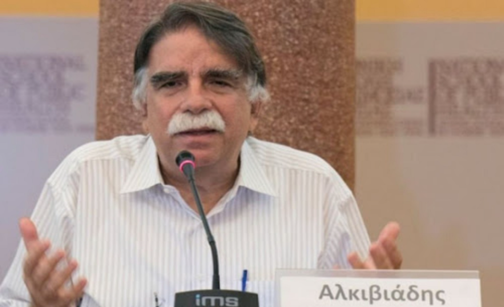 Βατόπουλος: «Θα υπάρξουν κι άλλα πανδημικά κύματα»