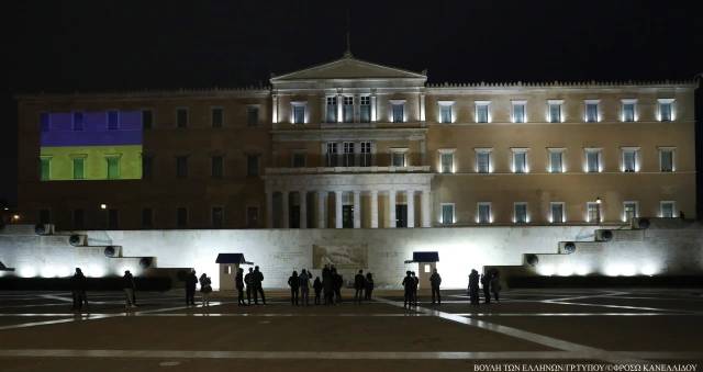 Σύνταγμα: Με ψυχολογικά προβλήματα ο δράστης που απειλούσε να πυροβολήσει – Τι έγραφε το πανό που κρατούσε (pic)
