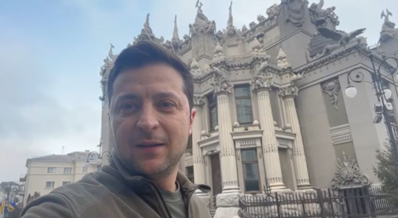 Νέο βίντεο Ζελένσκι: «Είμαι εδώ – Θα υπερασπιστούμε τη χώρα μας» (vid)