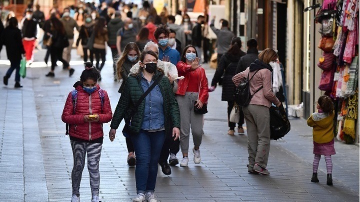 Ιατρικός Σύλλογος Αθηνών: Ισχυρή σύσταση για χρήση μάσκας σε χώρους με συνωστισμό