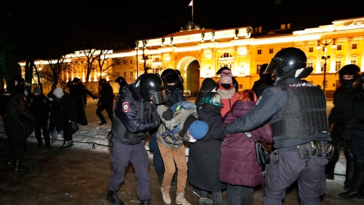 Ρωσία: Πάνω από 400 συλλήψεις σε διαδηλώσεις εναντίον του πολέμου στην Ουκρανία (vid)