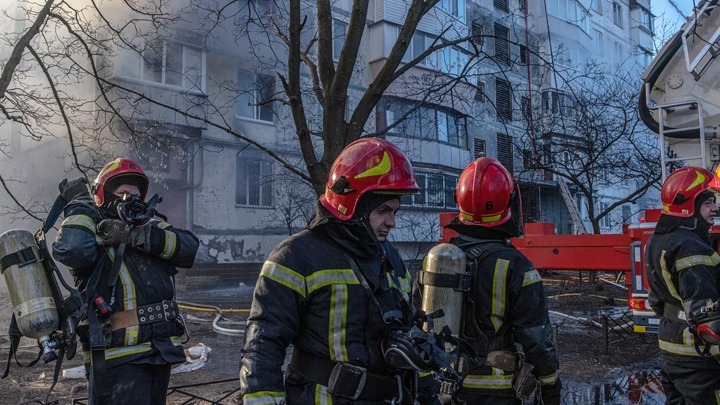 Κίεβο: Συντρίμμια πυραύλου έπεσαν σε πολυκατοικία – Tουλάχιστον ένας νεκρός και τρεις τραυματίες