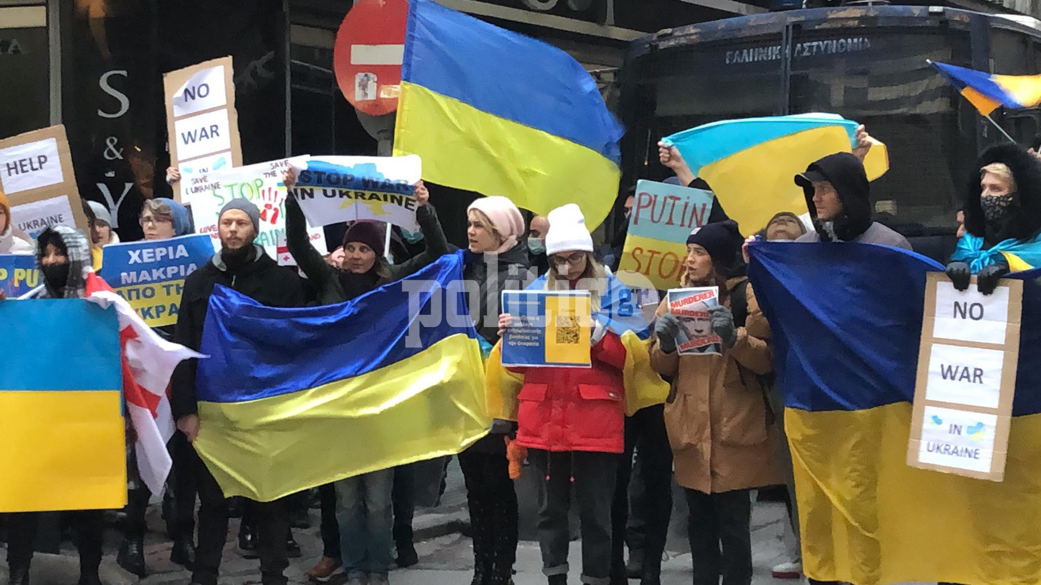 Θεσσαλονίκη: Στο ρωσικό προξενείο Ουκρανοί διαδηλωτές (vids & pics)