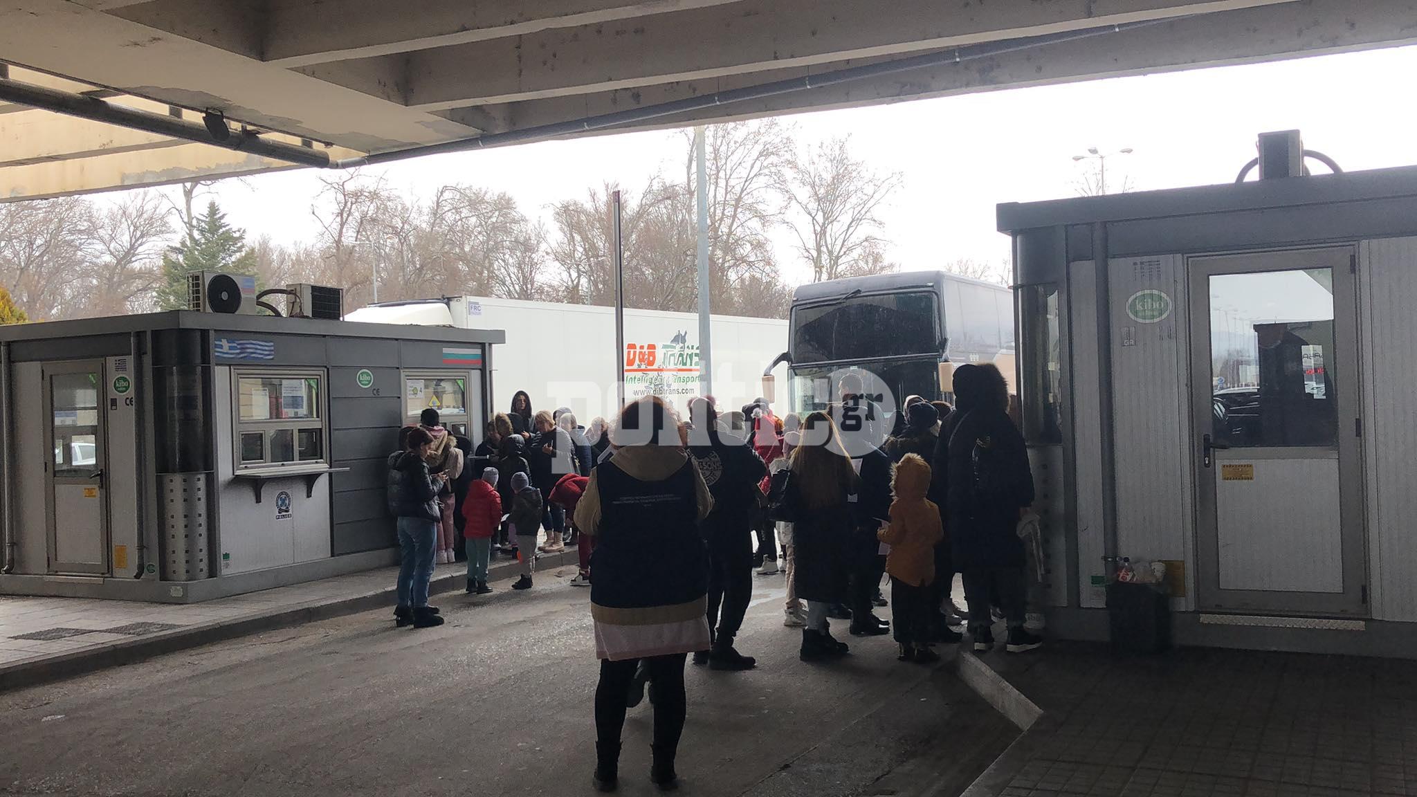 Ουκρανοί στον Προμαχώνα: Συγκινούν γυναικόπαιδα που άφησαν τους άνδρες να πολεμήσουν (vid)