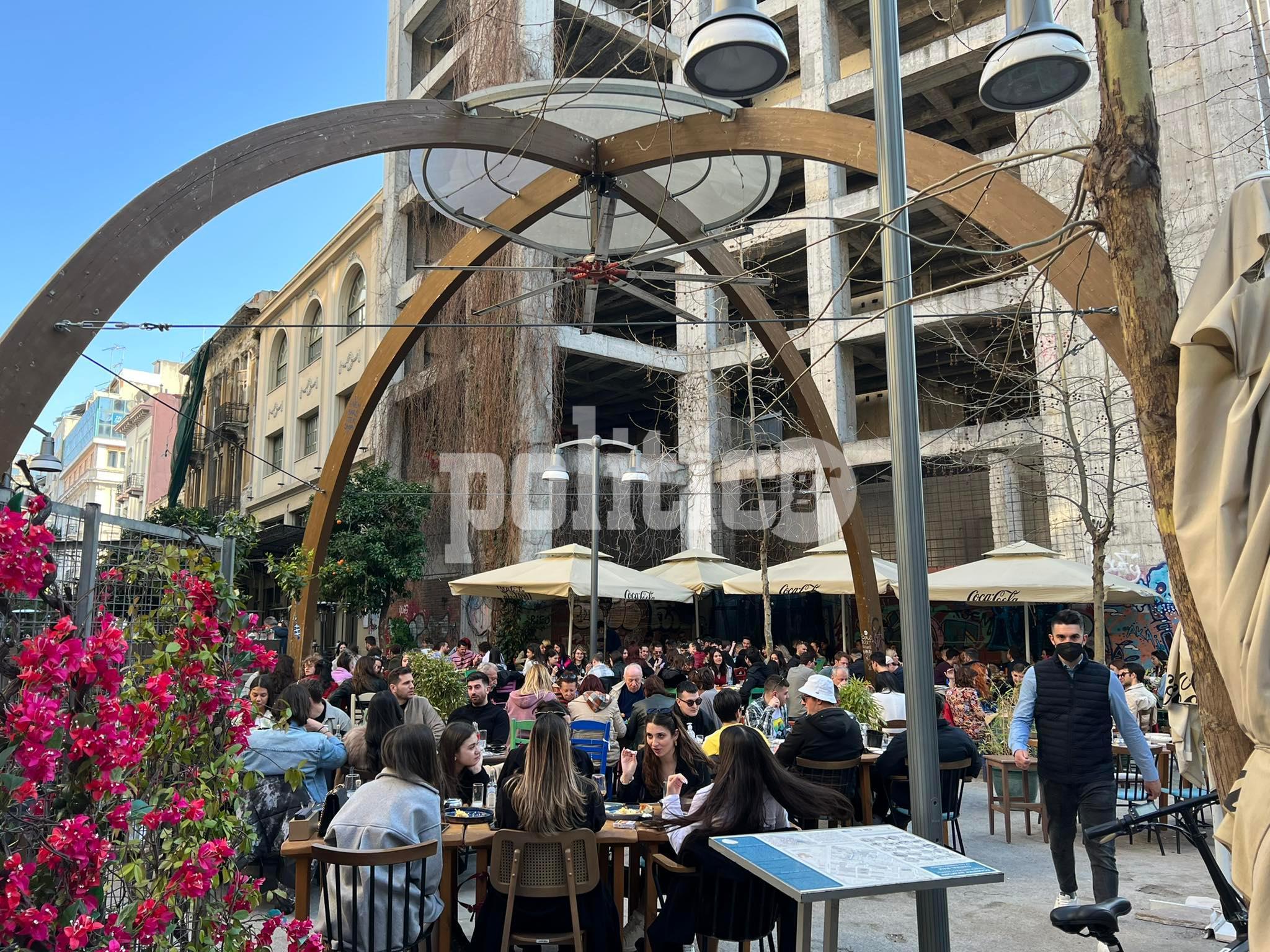 Θεσσαλονίκη: Πλημμύρισαν από κόσμο τα Λαδάδικα ανήμερα της 25ης Μαρτίου (pics)