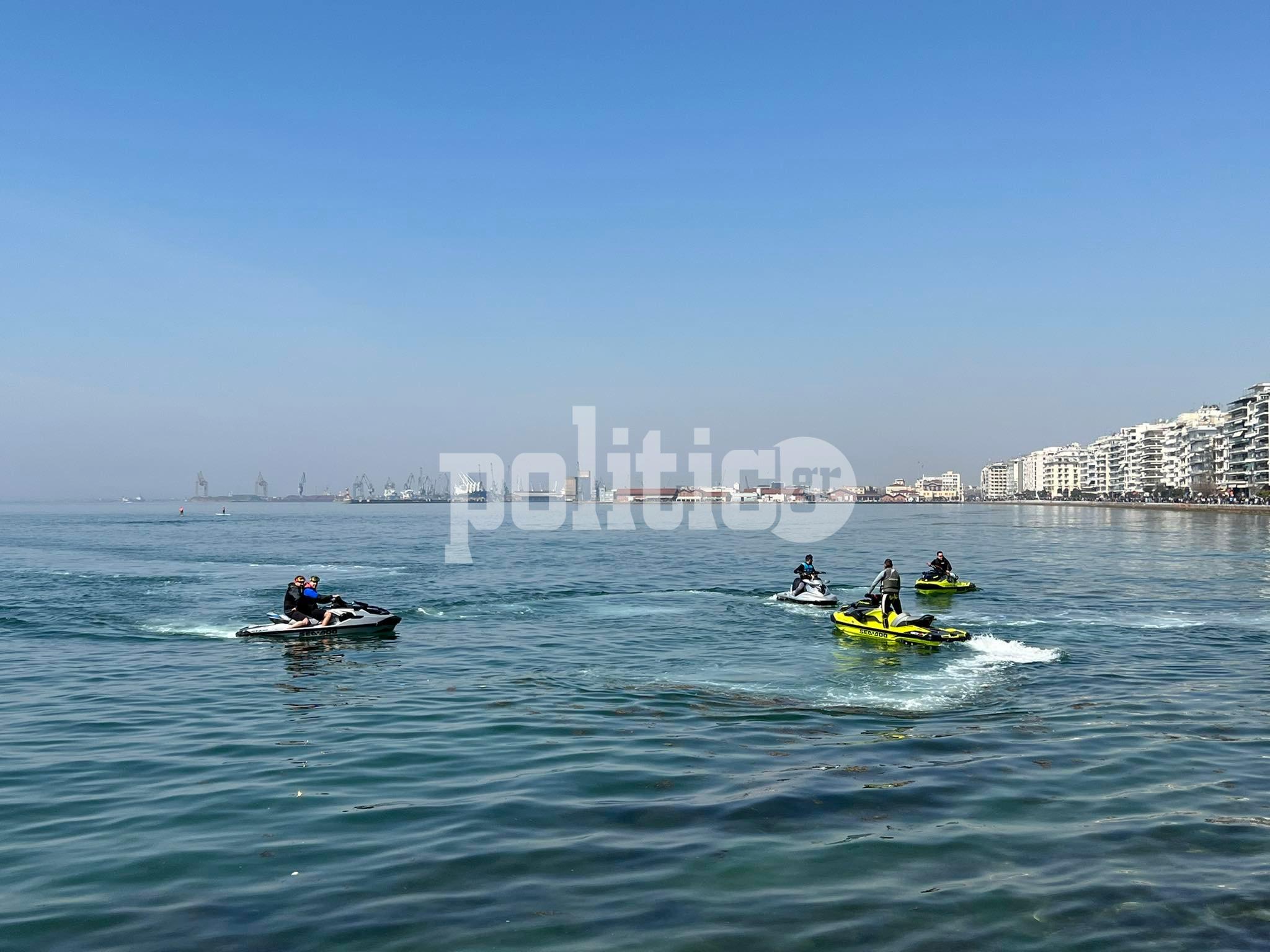 Θεσσαλονίκη: Πήραν τα jet ski τους και βγήκαν βόλτα στον Θερμαϊκό! (pics & vids)