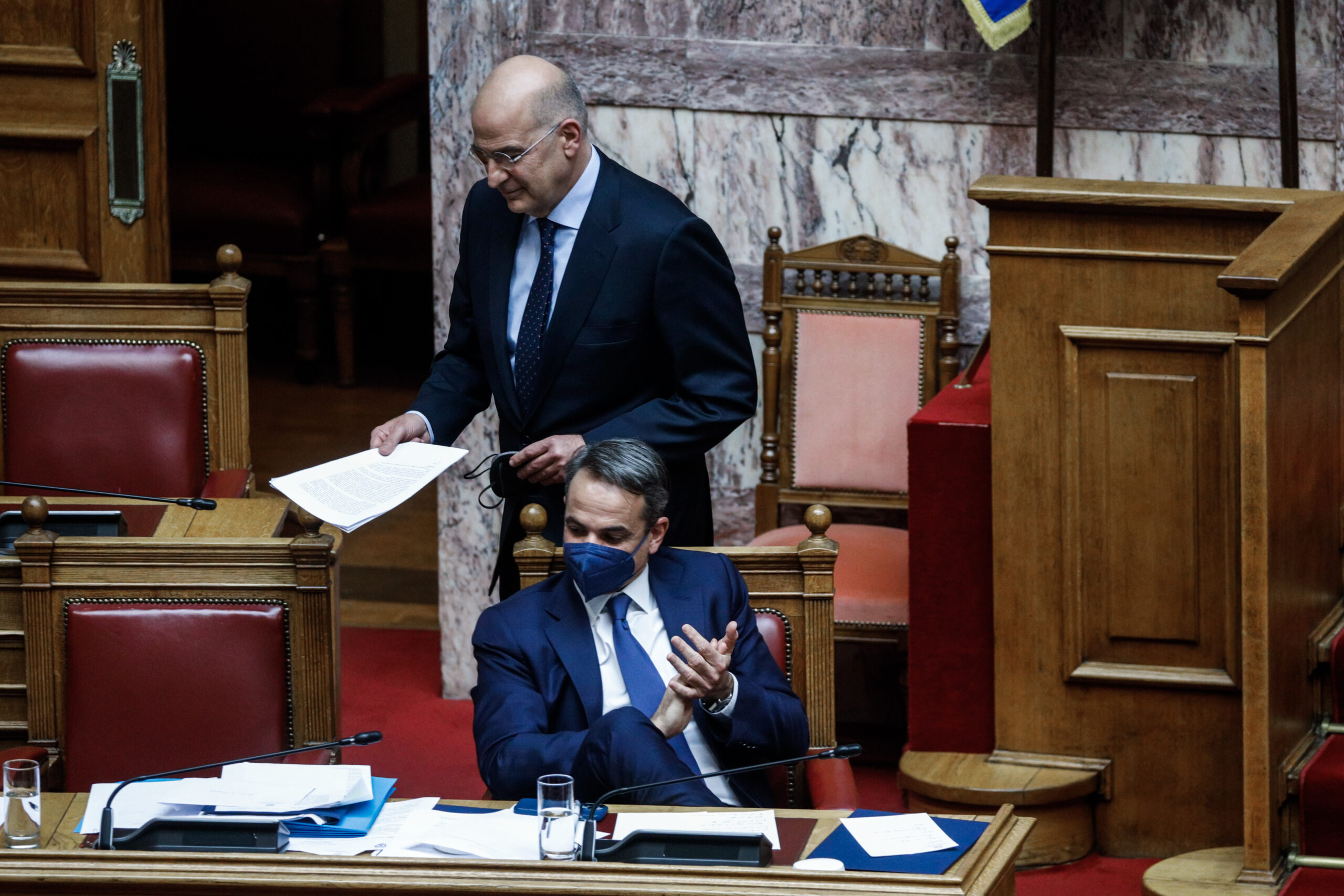 Κάτι τρέχει στις σχέσεις Μητσοτάκη-Δένδια και… δεν κρύβεται