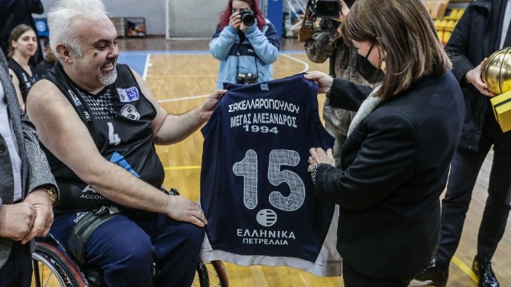Αγώνα μπάσκετ με αμαξίδιο παρακολούθησε η Πρόεδρος της Δημοκρατίας Κ. Σακελλαροπούλου