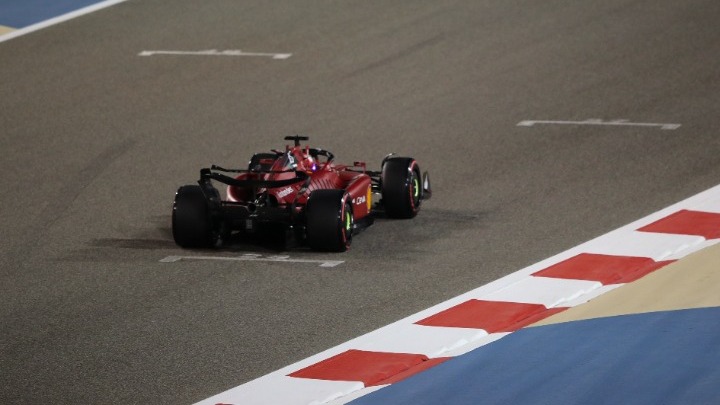 Formula 1: H Ferrari δείχνει τα δόντια της
