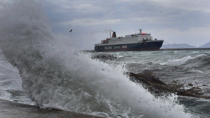 Καιρός: Απαγορευτικό απόπλου σε Πειραιά, Λαύριο και Ραφήνα – Άνεμοι μέχρι και 9 μποφόρ