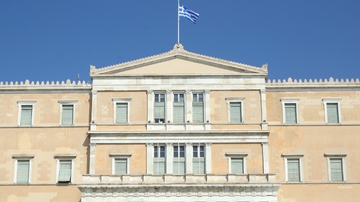 Βουλή: Κυρώθηκαν οι αμυντικές συμφωνίες της Ελλάδας με Ιταλία, Κύπρο, Ισραήλ