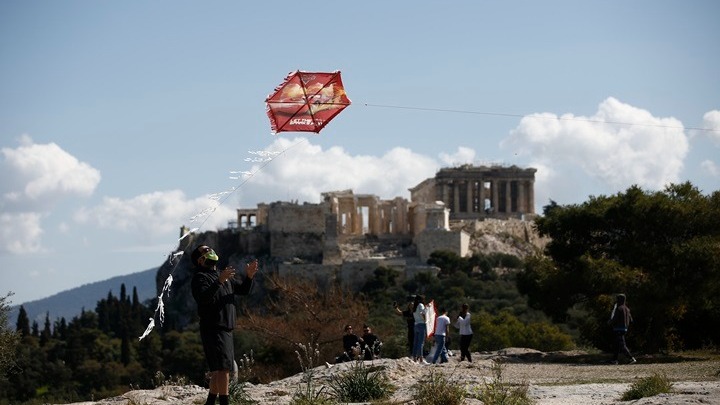 Sold out τα ξενοδοχεία το τριήμερο της Αποκριάς – Καρναβαλικές εκδηλώσεις, έθιμα και γιορτές προσελκύουν κόσμο σε κάθε γωνιά της Ελλάδας