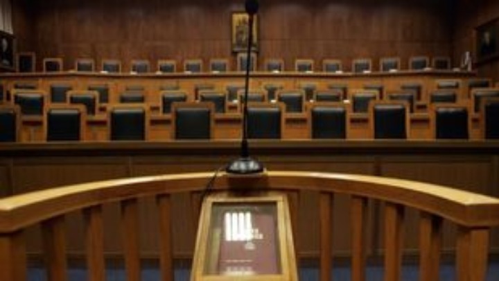 Θεσσαλονίκη: Ελεύθεροι υπό όρους υπάλληλοι της Αποκεντρωμένης για “γρηγορόσημα” αδειών διαμονής σε μετανάστες