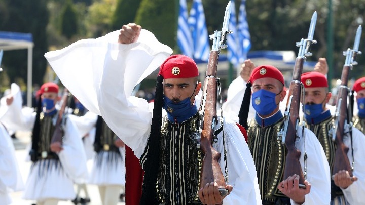25η Μαρτίου: Εντυπωσιακή και μεγαλειώδης η στρατιωτική παρέλαση ενώπιον της Προέδρου της Δημοκρατίας