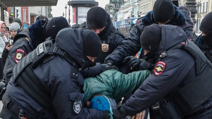 Ρωσία: Συνελήφθησαν περισσότερα από 100 άτομα για συμμετοχή σε αντιπολεμικές διαδηλώσεις