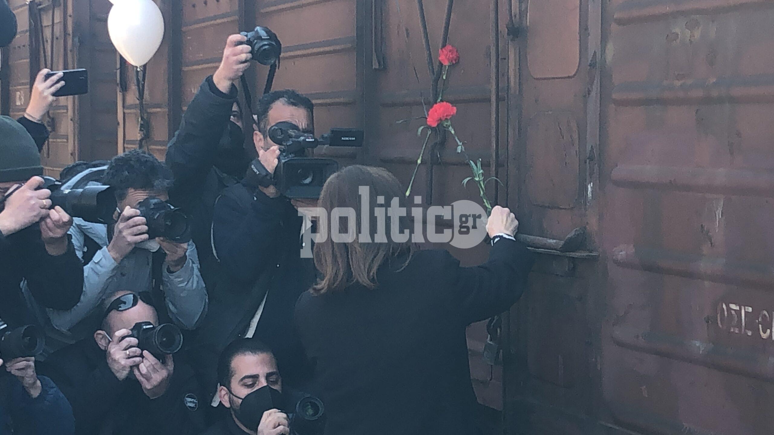 Θεσσαλονίκη: Το κόκκινο λουλούδι από την ΠτΔ στο “βαγόνι του θανάτου” (pics&vid)