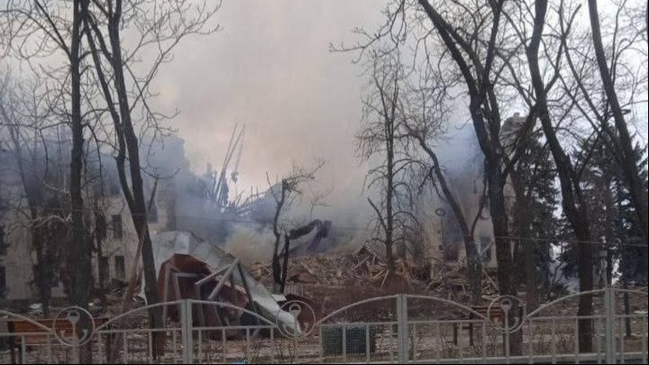 Πόλεμος στην Ουκρανία: Κίεβο και Μόσχα αρνούνται την επίθεση στο θέατρο της Μαριούπολης