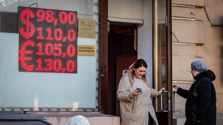 Κρεμλίνο: Η ρωσική οικονομία βρίσκεται σε κατάσταση “σοκ”