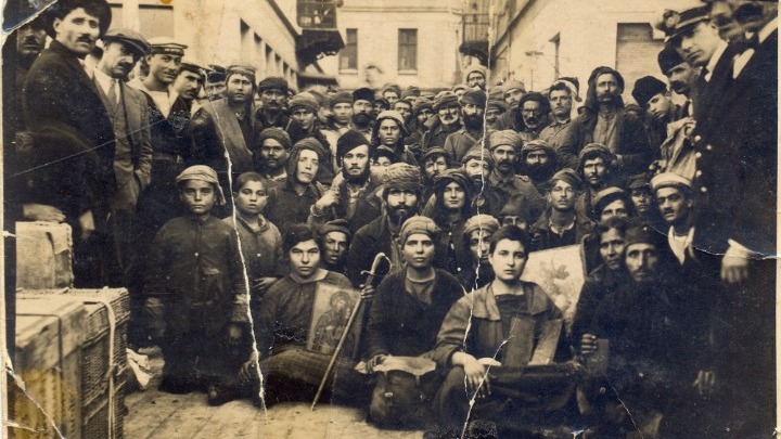 Μικρασιατική Καταστροφή: Η φωτογραφία που μαρτυρά μια συγκλονιστική προσφυγική ιστορία