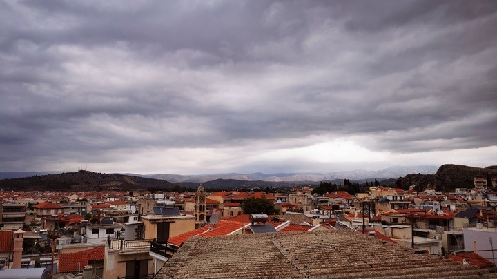 Καιρός αύριο: Νεφώσεις με τοπικές βροχές, χιονοπτώσεις και μικρή άνοδος της θερμοκρασίας