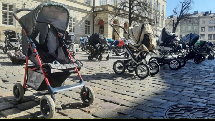 Λβιβ: Άδεια παιδικά καρότσια αποτελούν σύμβολο των παιδιών που σκοτώθηκαν στον πόλεμο