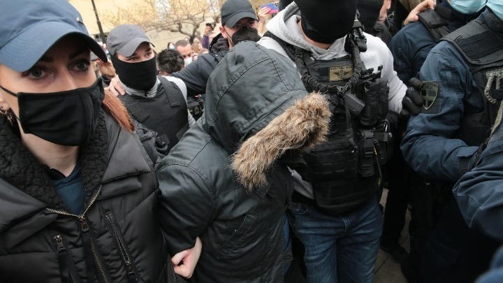 Προθεσμία για να απολογηθεί τη Δευτέρα πήρε η Ρ. Πισπιρίγκου – «Φόνισσα, θα σε πνίξουν στη φυλακή» φώναζε το πλήθος (vid)