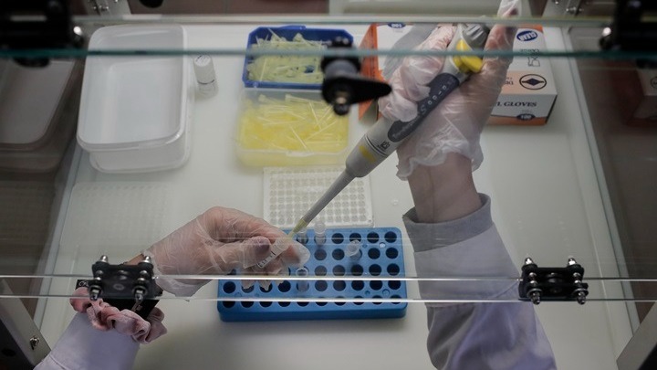 Πτωτική τάση στο ιικό φορτίο του SARS-CoV-2 στα αστικά λύματα Αττικής – Οριακή αύξηση στη Θεσσαλονίκη