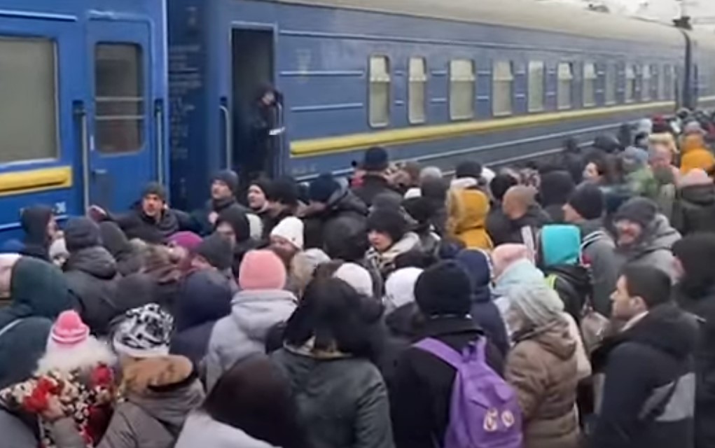 Χάρκοβο: Συγκλονιστικές στιγμές στον σιδηροδρομικό σταθμό