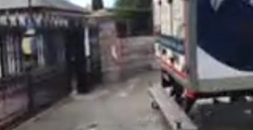 Ιρλανδία: Φορτηγό «χτυπά» τις πύλες της ρωσικής πρεσβείας (vid)