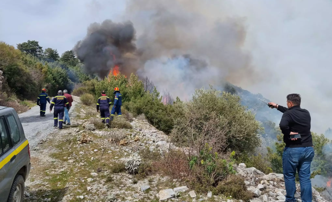 Μεγάλη φωτιά στη Σάμο: Ολονύκτια μάχη με τις φλόγες – Ξεκίνησαν ρίψεις από Canadair