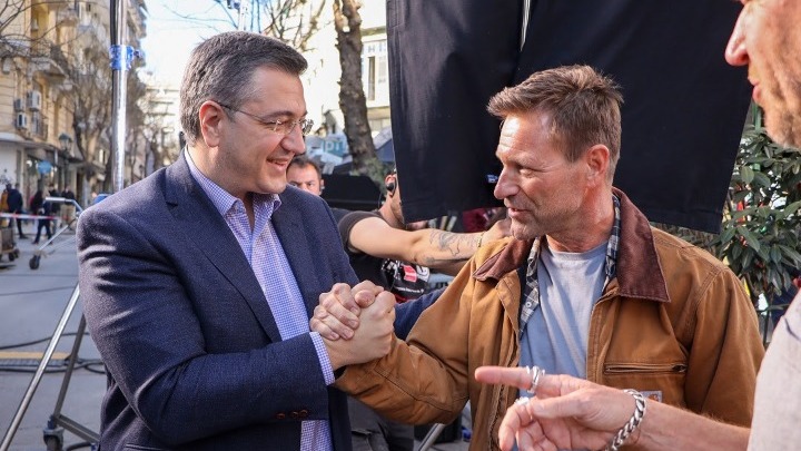 Απ. Τζιτζικώστας: Στα γυρίσματα της ταινίας «The Bricklayer»