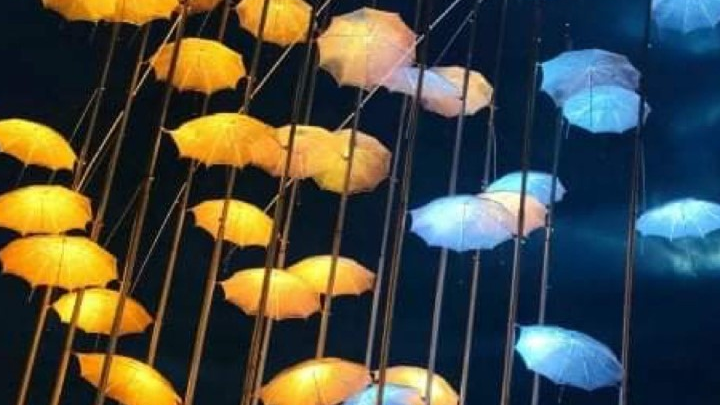 Θεσσαλονίκη: Φωτισμένες με τα χρώματα της ουκρανικής σημαίας οι «Ομπρέλες»
