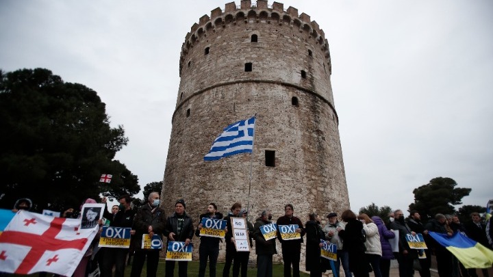 Θεσσαλονίκη: Κύκλωσαν τον Λευκό Πύργο για την ειρήνη