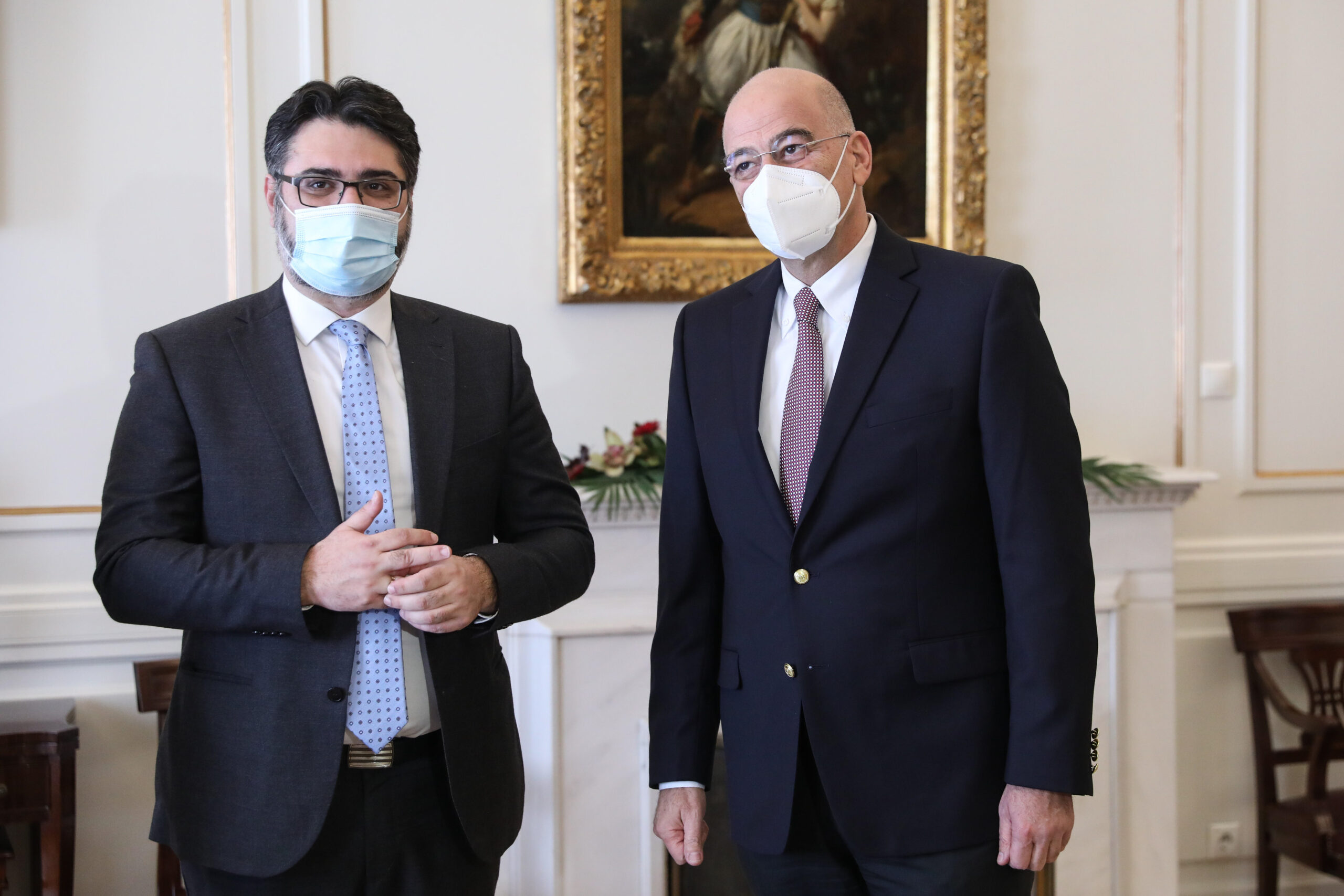 Δένδιας: «Θα προτείνω την παρασημοφόρηση των Ελλήνων διπλωματών σε Μαριούπολη και Οδησσό»