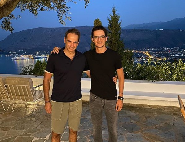 Ειρωνείες από το γιο του Πρωθυπουργού για τη «Συναυλία Ειρήνης» και προσβολές προς τους καλλιτέχνες