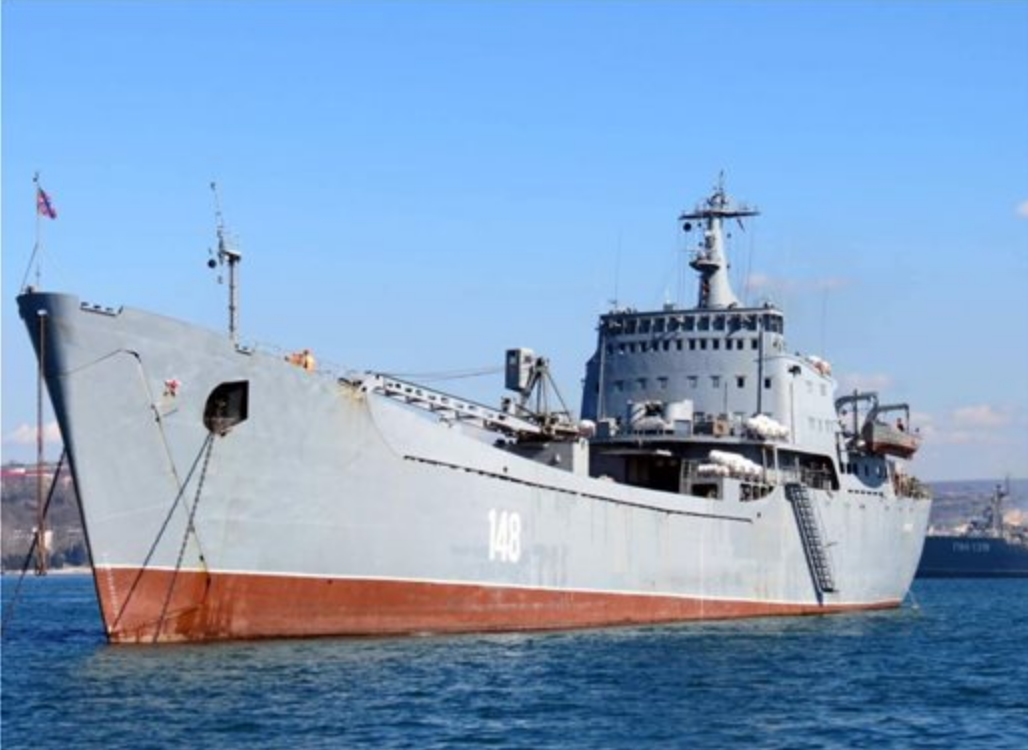 Πανηγυρισμοί στην Ουκρανία για την καταστροφή του ρωσικού αποβατικού πλοίου – «Δόξα στην Ουκρανία» λέει το Πολεμικό Ναυτικό (pics & vids)