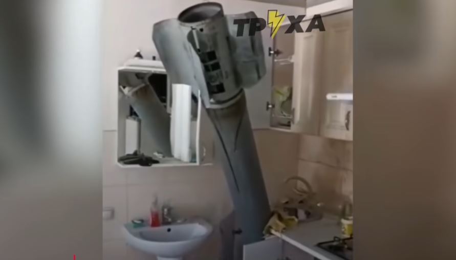 Πόλεμος στην Ουκρανία: Ρωσικός πύραυλος «καρφώθηκε» σε διαμέρισμα χωρίς να εκραγεί (vid)