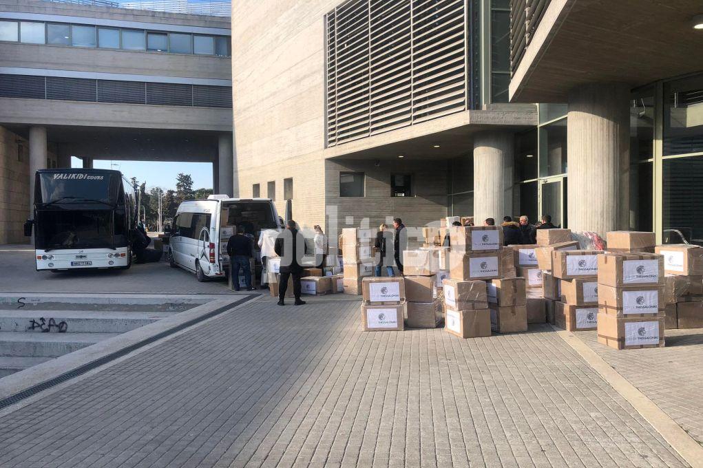 Δήμος Θεσσαλονίκης: Αναχωρούν τα πρώτα λεωφορεία με ανθρωπιστική βοήθεια για την Ουκρανία (pics & vids)