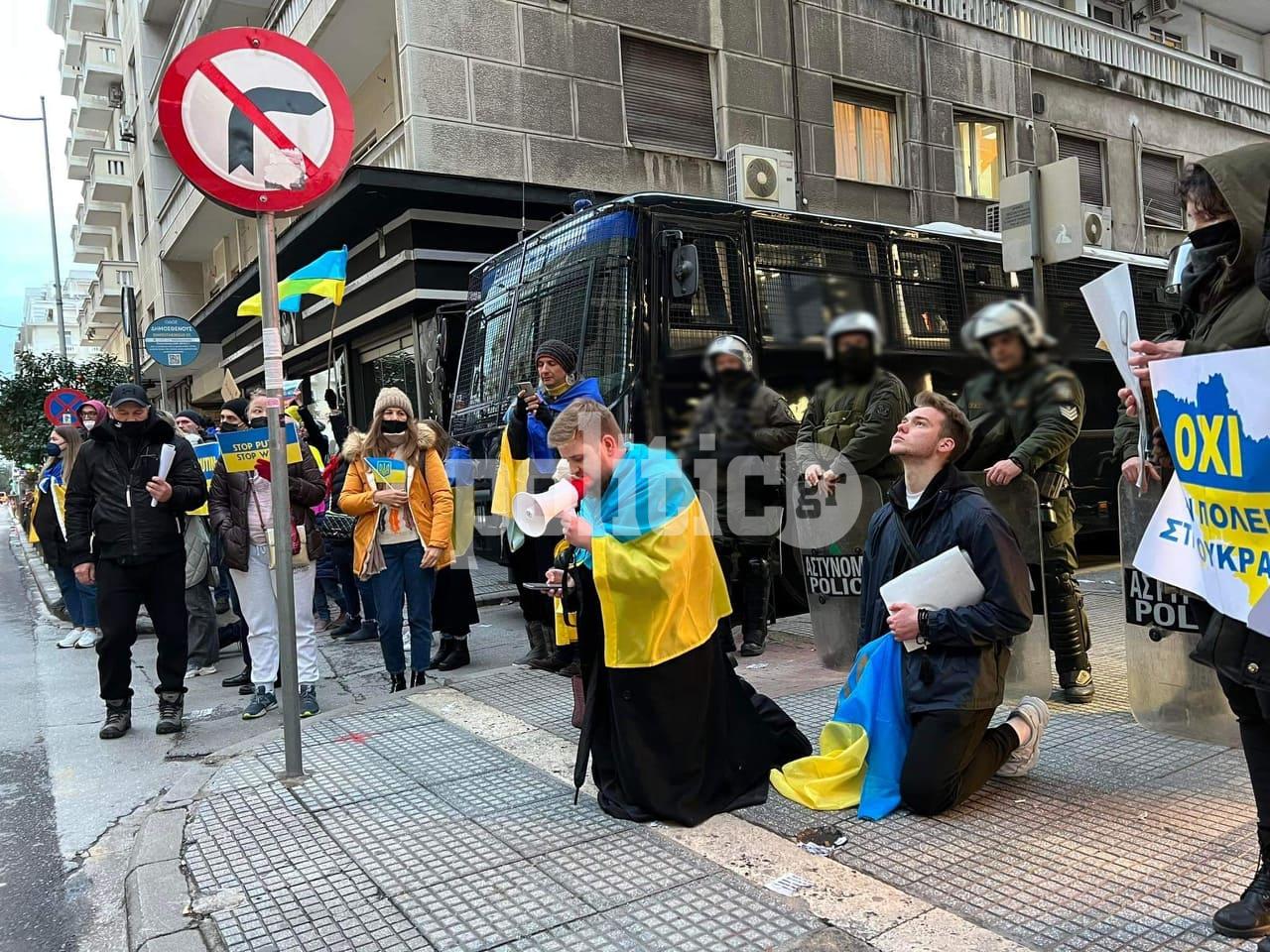 «Ο Πούτιν είναι δολοφόνος» φωνάζουν Ουκρανοί έξω από το Ρωσικό προξενείο στη Θεσσαλονίκη (pics and vids)